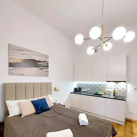 Unique Style Old Town - 25 Min From The Airport - By Homelike